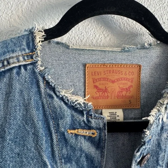 Levi's collarless denimjacket size small medium wash